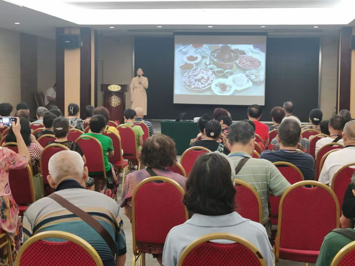 綿陽(yáng)中旅行假日旅行社舉行胡楊林、南疆專列推薦會(huì)